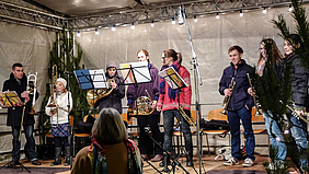 Stellprobe der Blechblaeser vor dem Auftritt